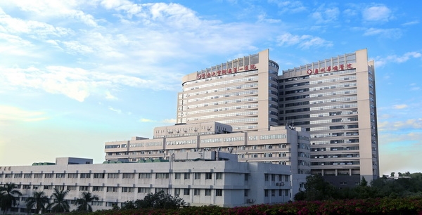 我司為暨南大學附屬第一醫院（廣州華僑醫院）手術室初中高效空調過濾器更換項目順利完工
